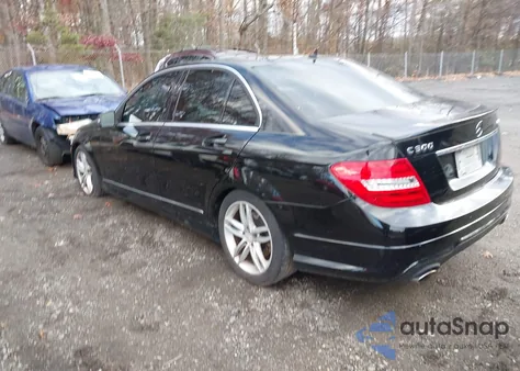 2013 Mercedes-Benz C 300 Sport 4Matic из США, поврежденный, VIN WDDGF8AB2DR272813
